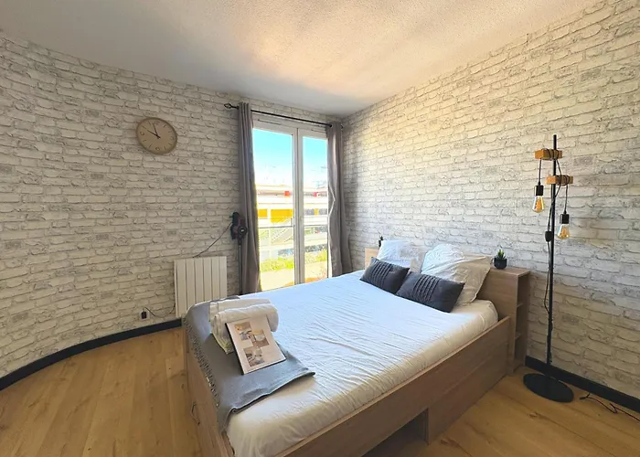 70 - Face à La Gare *